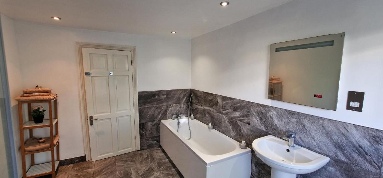 Cultural Epicenter, 4 Bedroom, More To Do Than You Can Do! London Exterior photo